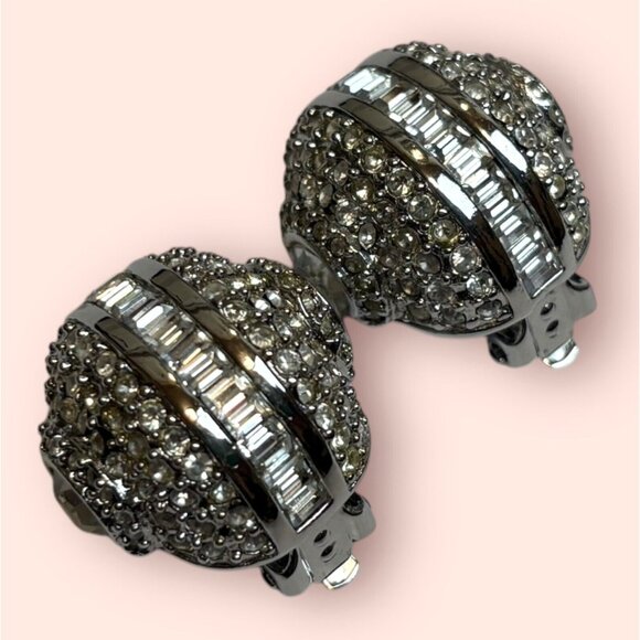 Vintage St. John Clear Rhinestone Crystal Silver Nautilus Shape Clip On Earrings - Picture 5 of 12